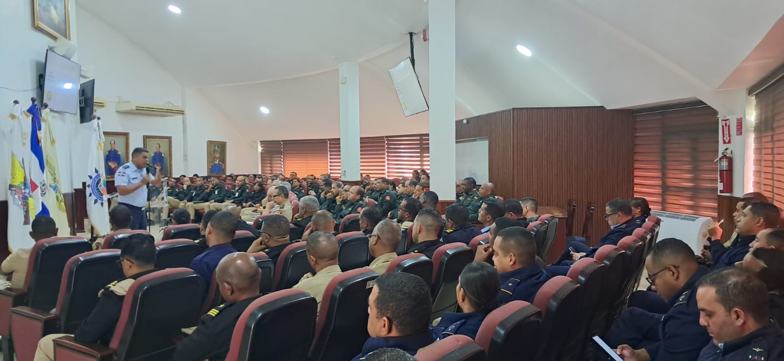 Desarrollo del panel academico "Estructura y Doctrina de las Fuerzas Armadas"