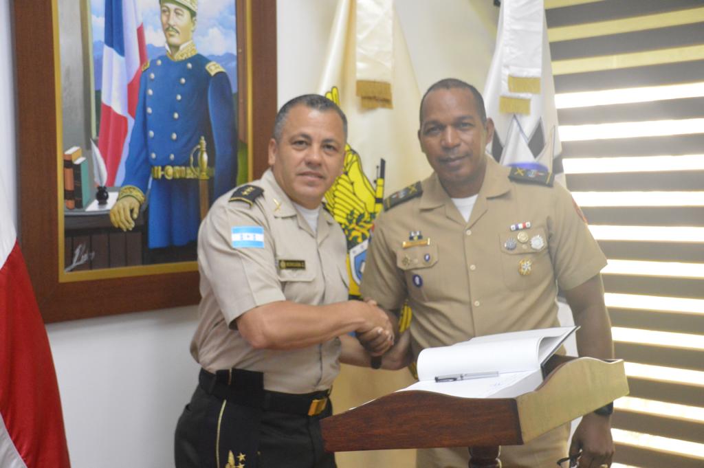 Escuela de Graduados de Doctrina Conjunta recibe visita de la Fuerza Armada de la hermana República de Honduras