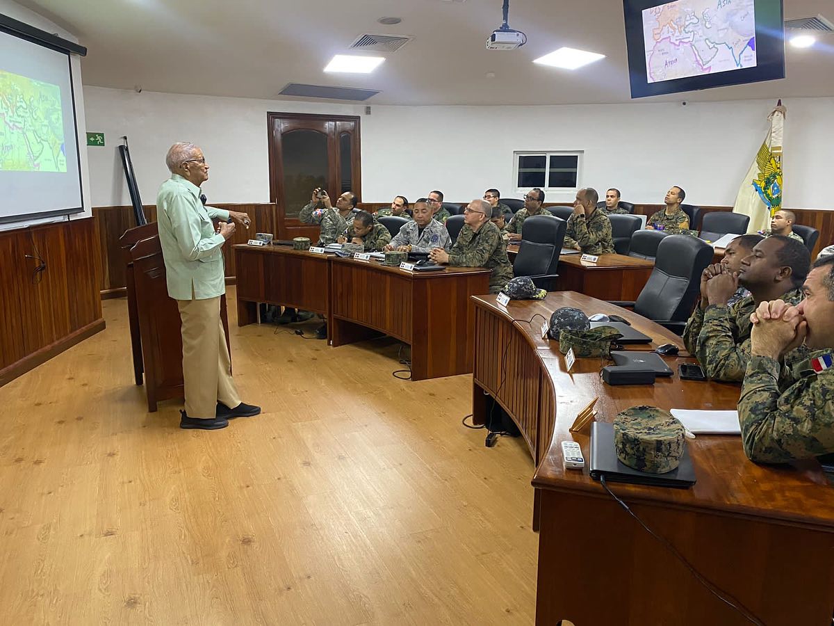XL Promoción de la Especialidad EGDC recibe conferencia sobre “Historia Militar, Universal y Dominicana”