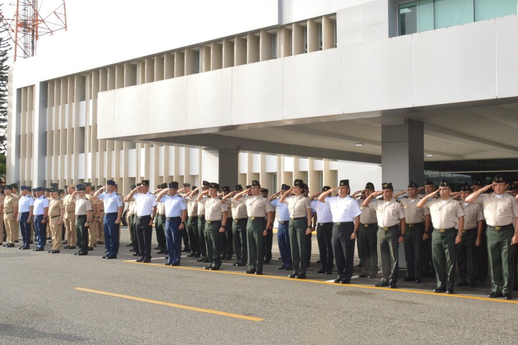 Miembros de las Fuerzas Armadas de Honduras participan en izada bandera y reciben saludos del Ministro de Defensa
